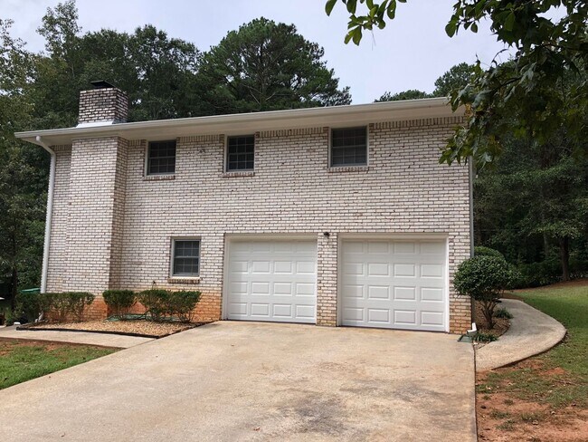Building Photo - Wonderful Stone Mountain 4 bed 2.5 bath Ho...