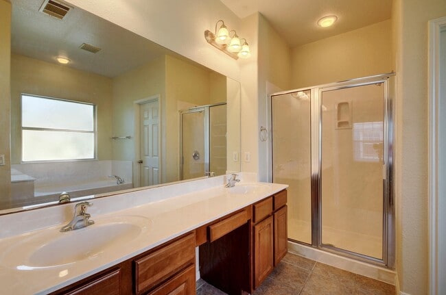 Building Photo - 610 Maiden Ln