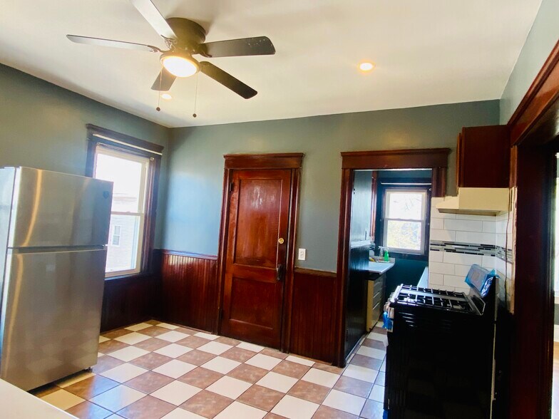 Building Photo - 97 Raymond St