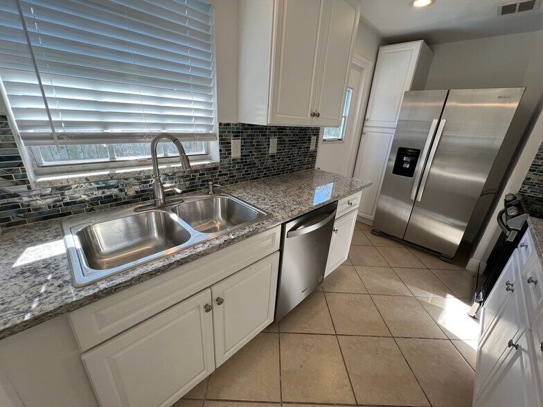 Building Photo - 710 Bayou Ave