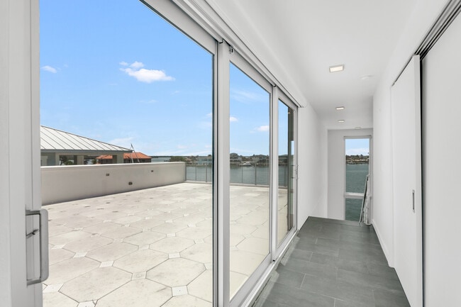 Building Photo - 905 Bay Point Dr