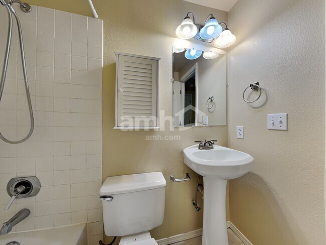 Building Photo - 1745 W McGlinchey St