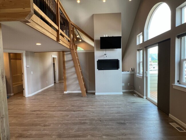 Building Photo - 215 W Whitman St