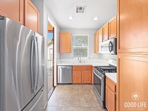 Building Photo - Stylish Eastlake Townhome with Pool Access...