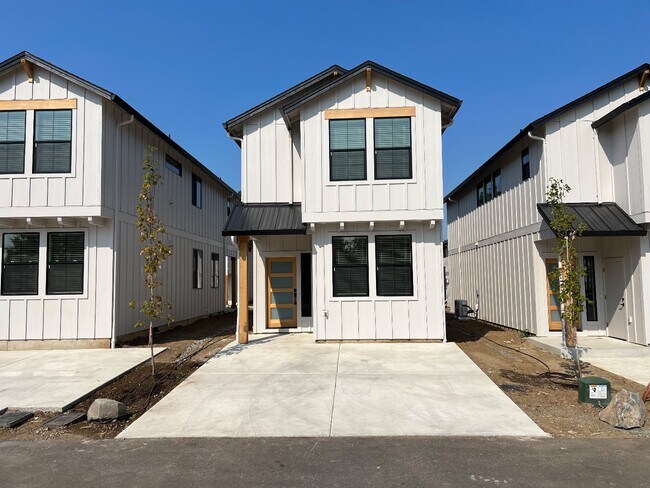 Building Photo - 9910 NE 46th Ct