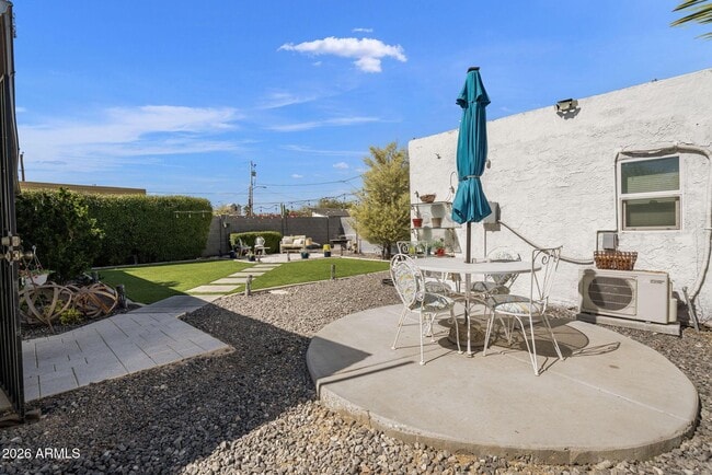 Building Photo - 930 E Whitton Ave