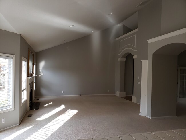 Building Photo - 1570 Kingston Way