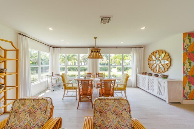 Building Photo - 225 Russlyn Dr