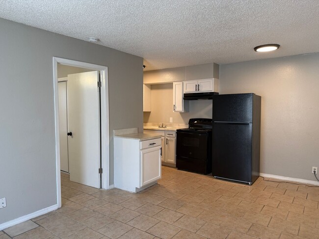 Building Photo - Charming 1-Bedroom in Hardlandale *WATER INCLUDED*