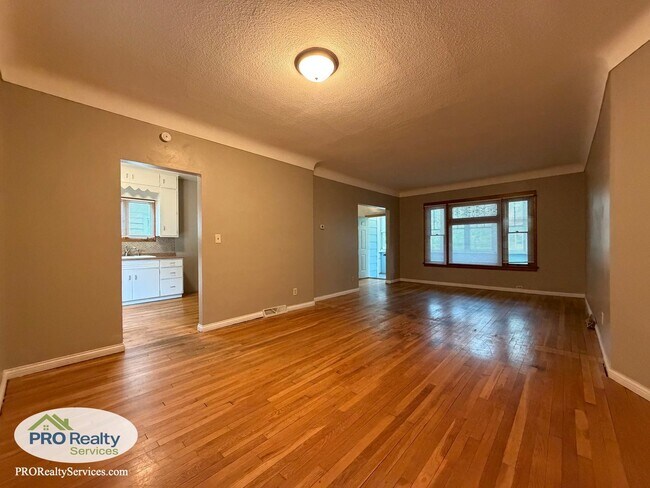 Building Photo - Charming 3 Bedroom Home