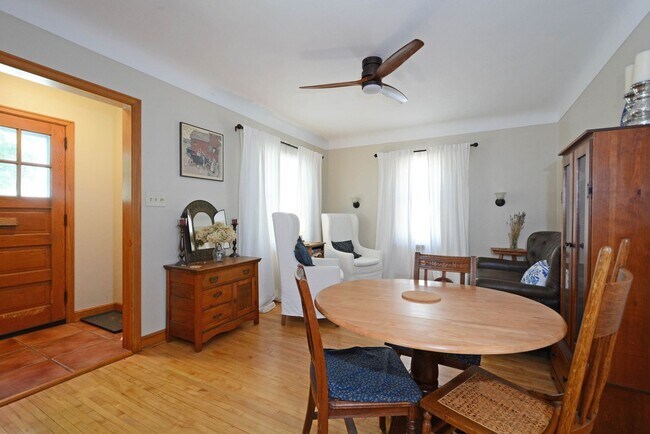 Building Photo - Cozy 2-Bed 2-Bath Home in St. Paul - Available Now!