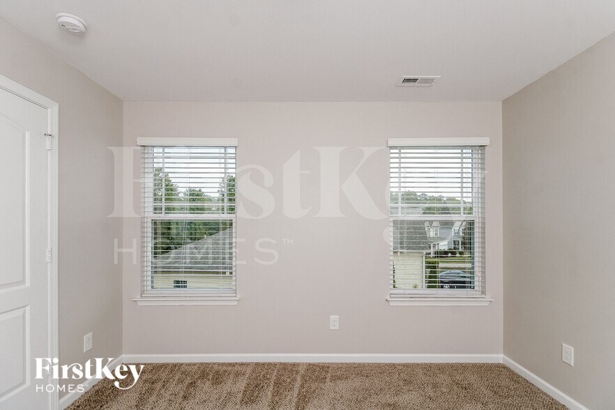 Building Photo - 2675 Lamplight Cir