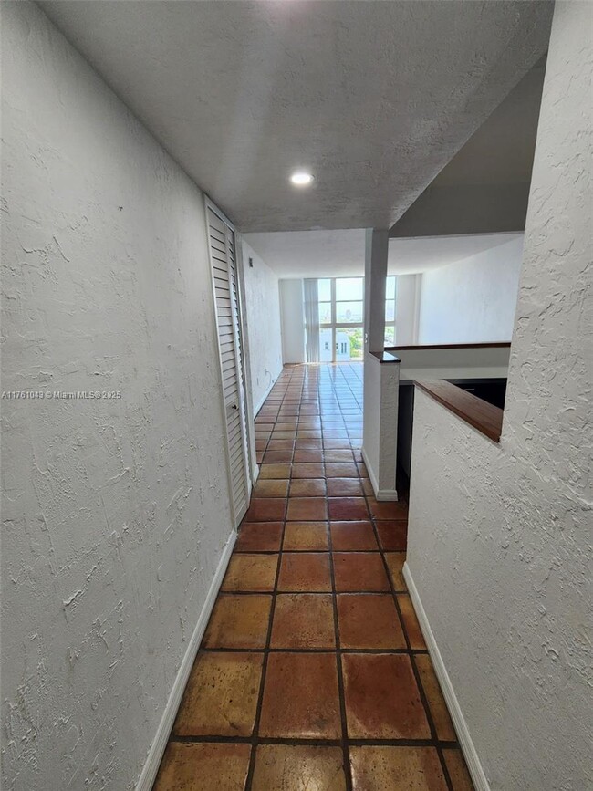 Building Photo - 1228 West Ave