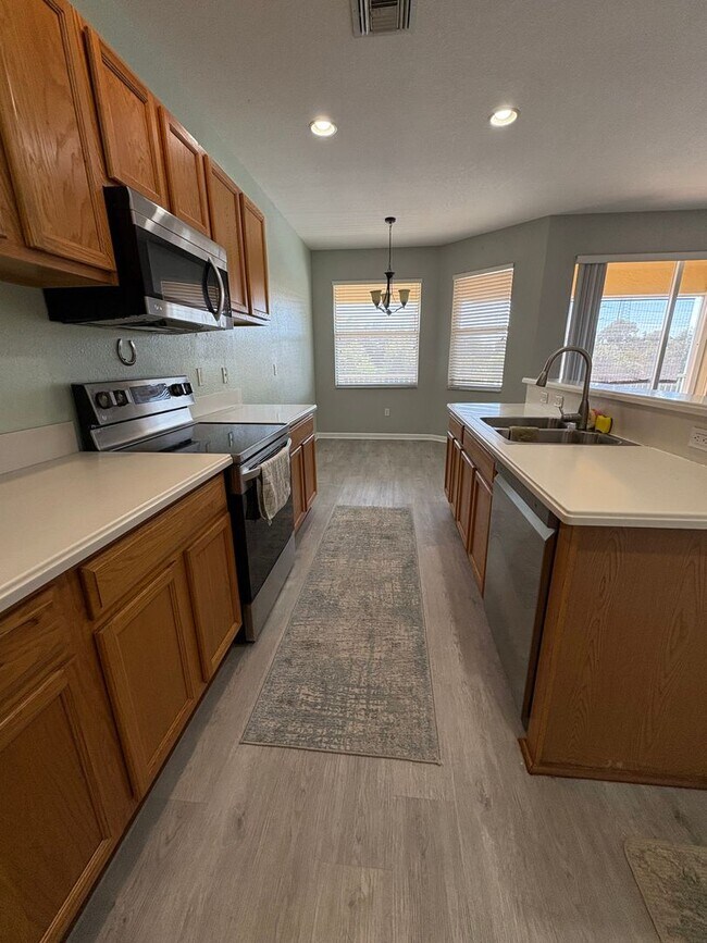 Building Photo - 3/2/1 Townhome in River Glen!  More Pics C...