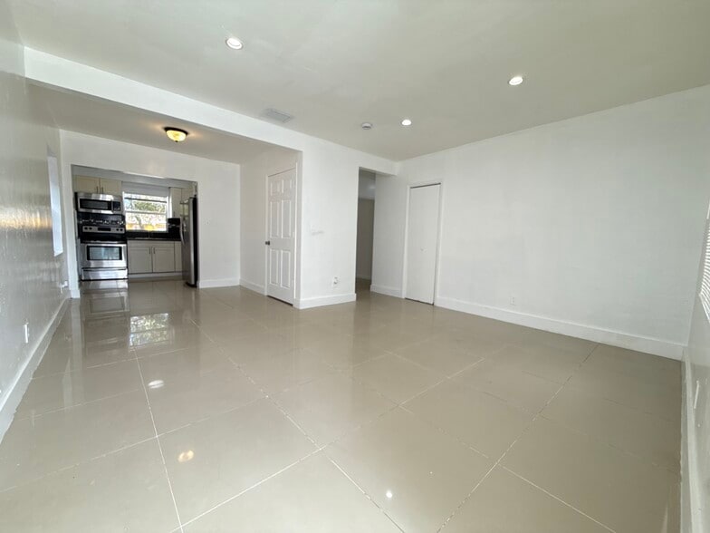 Building Photo - 911 NW 57th St