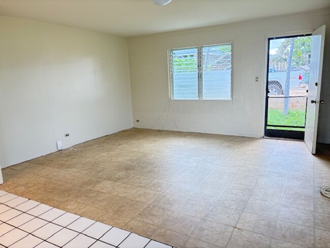 Building Photo - Two Bedroom Duplex