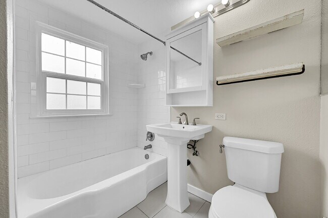 Building Photo - $2,195 - Updated 2 bed/1 bathroom Denver C...