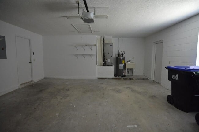 Building Photo - 5106 Sun Palm Dr