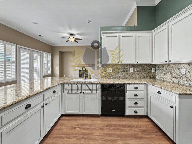 Building Photo - 818 S Apple Ave