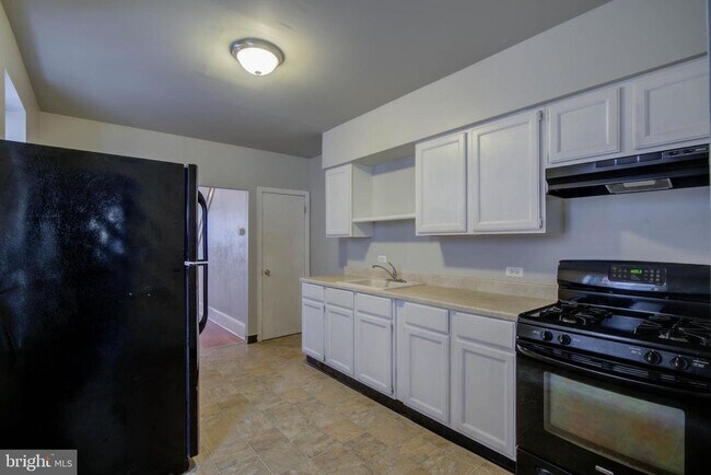 Building Photo - 2069 E Monmouth St