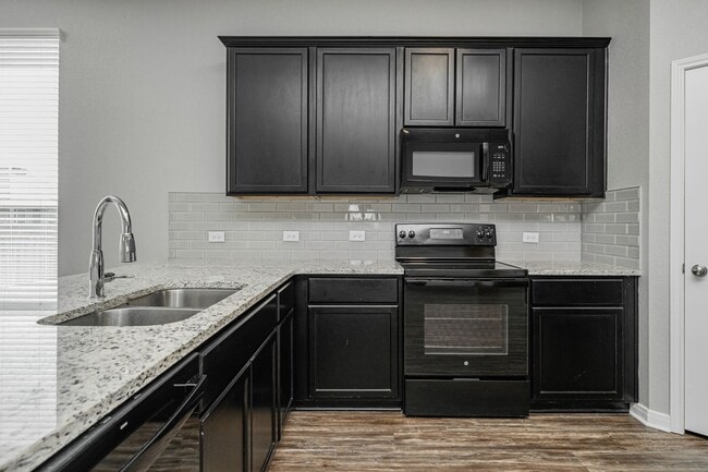 Building Photo - 521 Fallbrook Dr