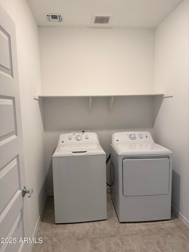 Building Photo - 9973 W Mitchell Ave