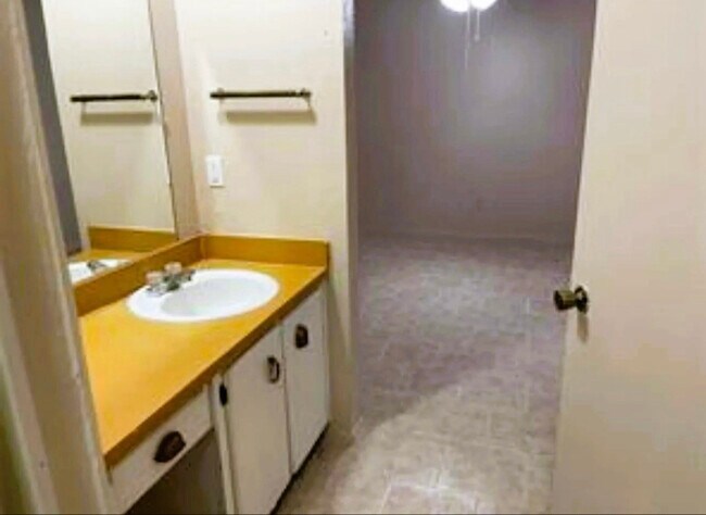 Building Photo - 1112 Autumn Oak Dr