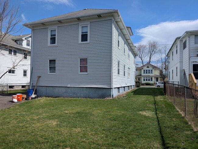 Building Photo - 105 Helen St