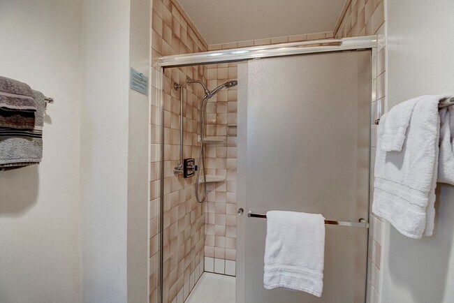 Building Photo - 3 Bedroom 2.5 bathroom spacious home with views of marina and downtown Oak Harbor