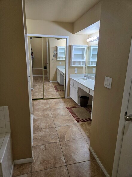 Building Photo - 4876 Rollingwood Cir