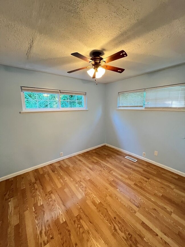 Building Photo - very private 3 bedroom 1.5 bath rental hom...