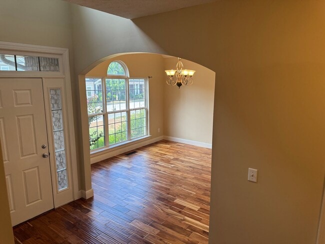 Building Photo - Great 4BR home near Brentwood