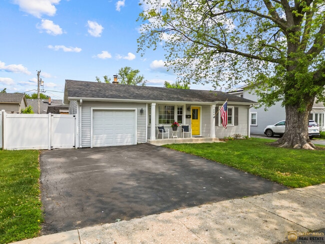 Primary Photo - 204 E Dickens Ave