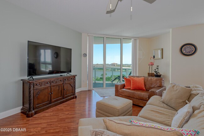 Building Photo - 231 Riverside Dr