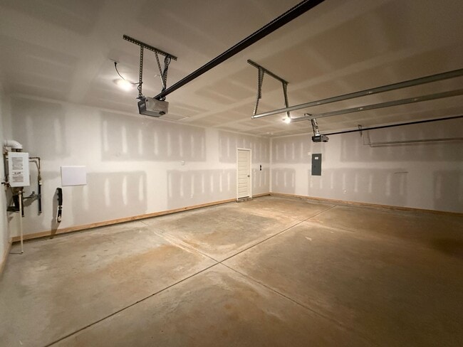 Building Photo - Springville Schools One Level 4 Bedroom / 3 Bathroom/ 3 Car Garage