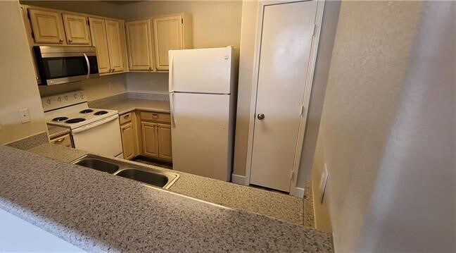 Building Photo - 555 E Silverado Ranch Blvd