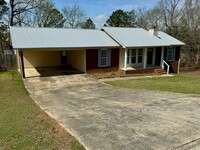 Building Photo - 3 bed & 2 bath located in Oxford! Additional photos coming soon!