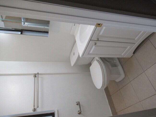 Building Photo - 1536 W Monroe St