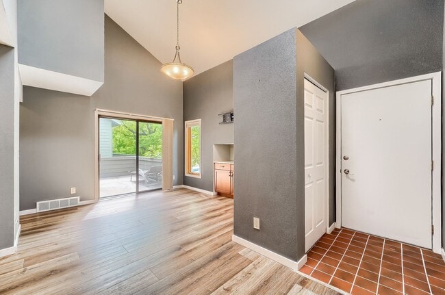 Building Photo - 2 Bedroom Condo in Boulder