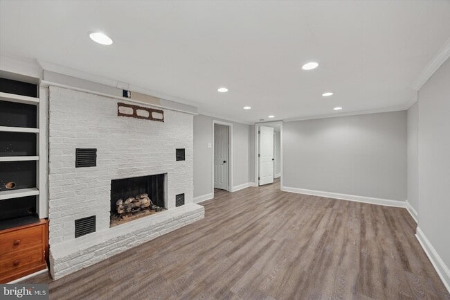 Building Photo - 704 Cedar Ave