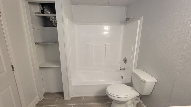 Building Photo - 1002 50th Ave Dr W