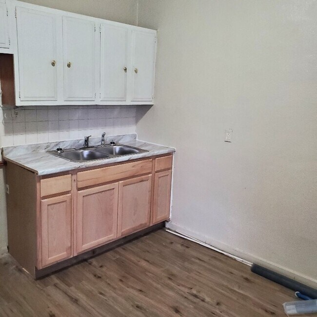 Building Photo - 1 BDRM APARTMENT FOR RENT.