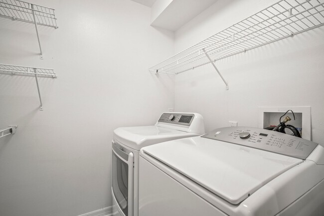 Building Photo - Fully Renovated 3 Beds 2 baths condo off M...