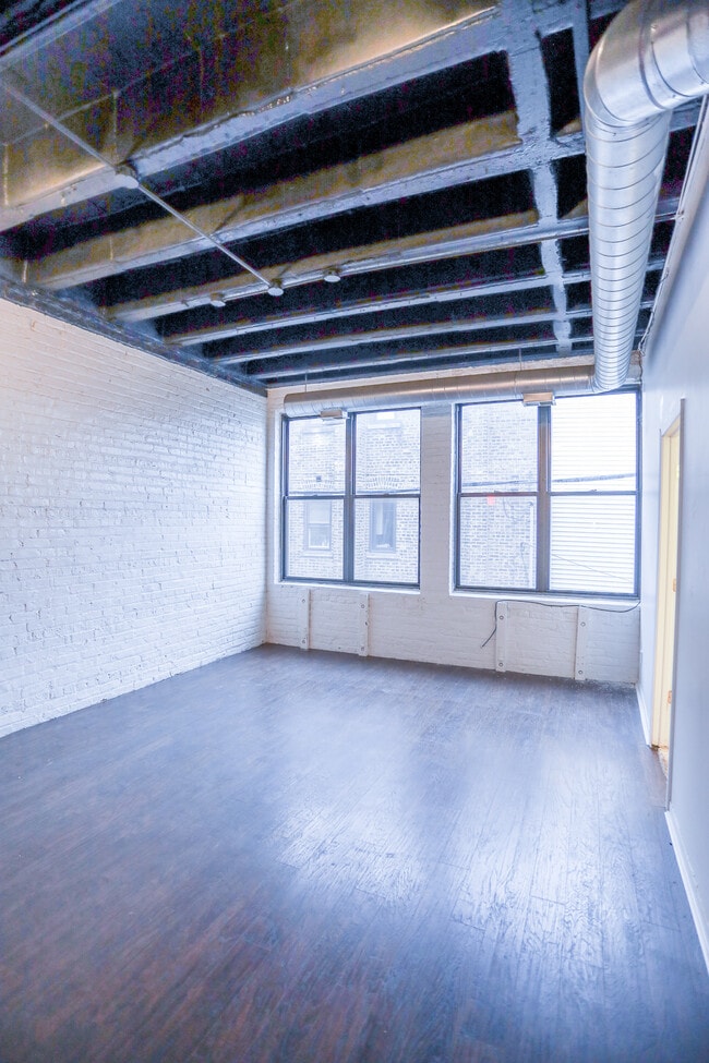 Building Photo - 5219 N Clark St