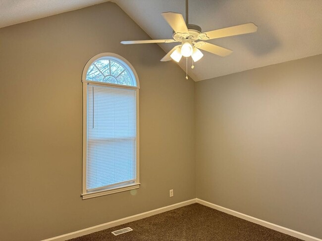 Building Photo - Minutes from Post, shopping, and local parks. 3 bed/2 bth, 1200 sq.ft, fenced backyard!