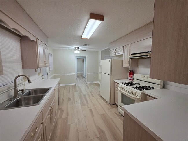 Building Photo - 4254 Lawnwood Dr