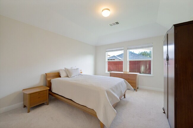 Building Photo - Beautiful Open-Concept Home with Large Backyard