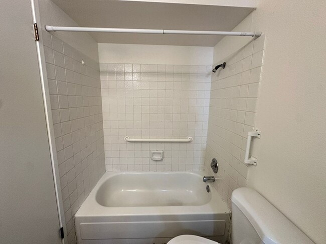 Building Photo - One bedroom condo with washer/dryer