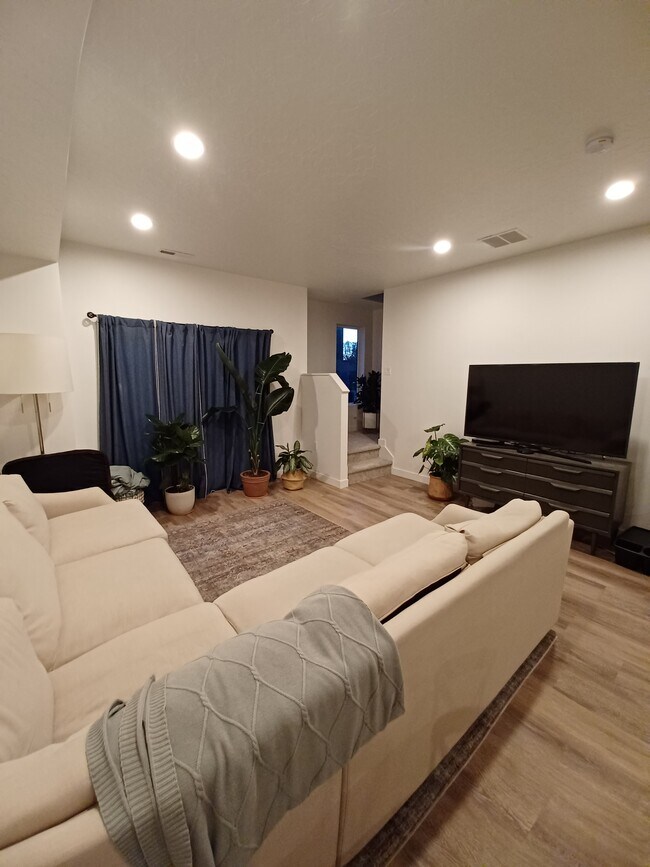 Building Photo - 487 W 620 N