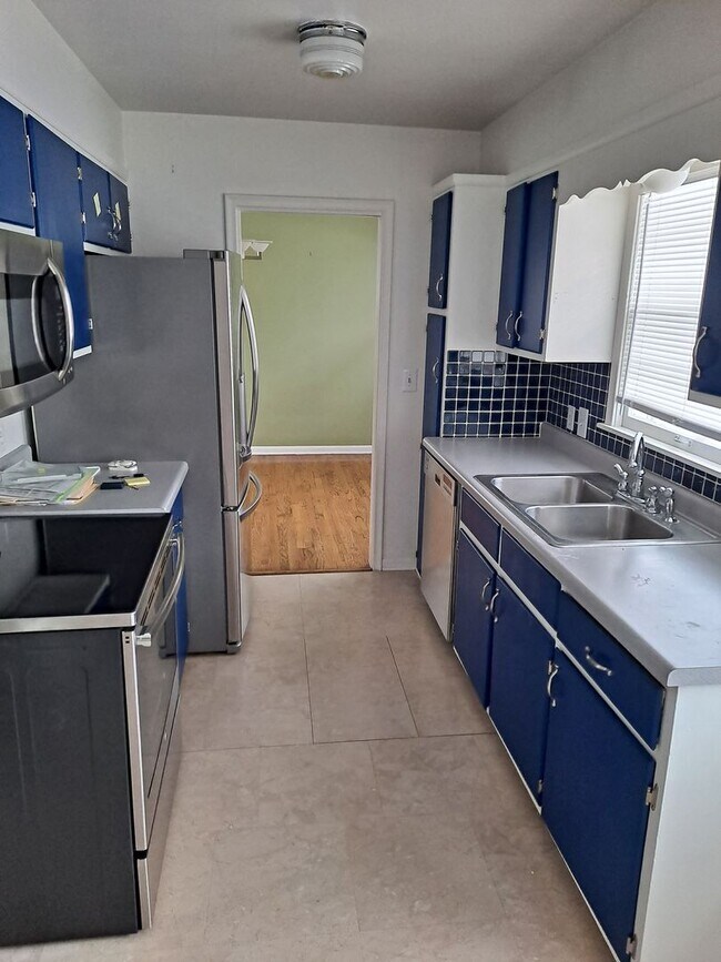 Building Photo - 3 bed 2 bath 1 car garage, with fenced in backyard right in Aksarben!